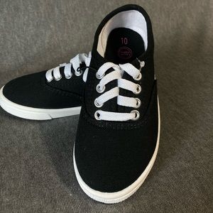 Black tennis shoes💚